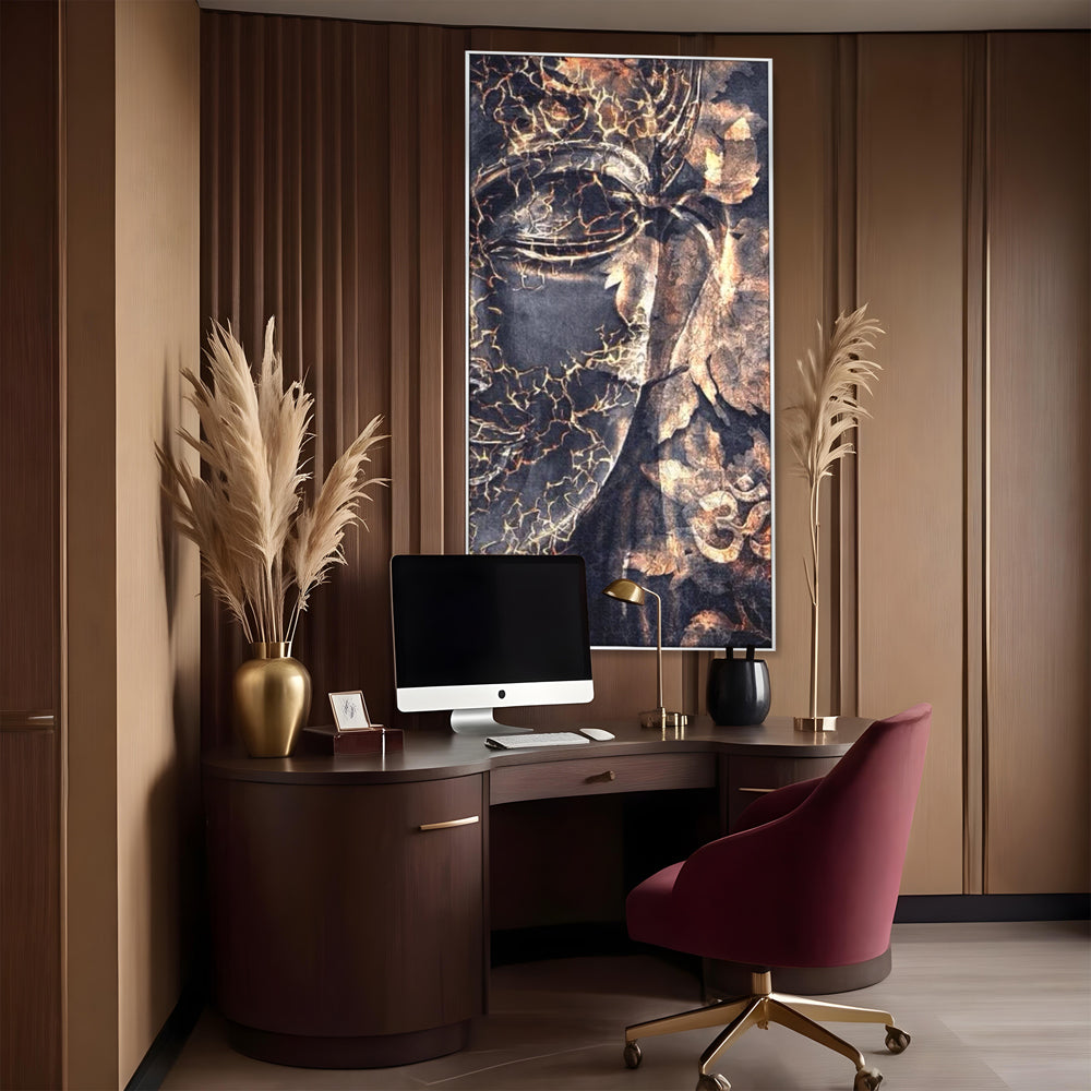 Tablou canvas cu tablou canvas cu chipul lui buddha, in rama de aluminiu argintiu, pe perete intr-un birou
